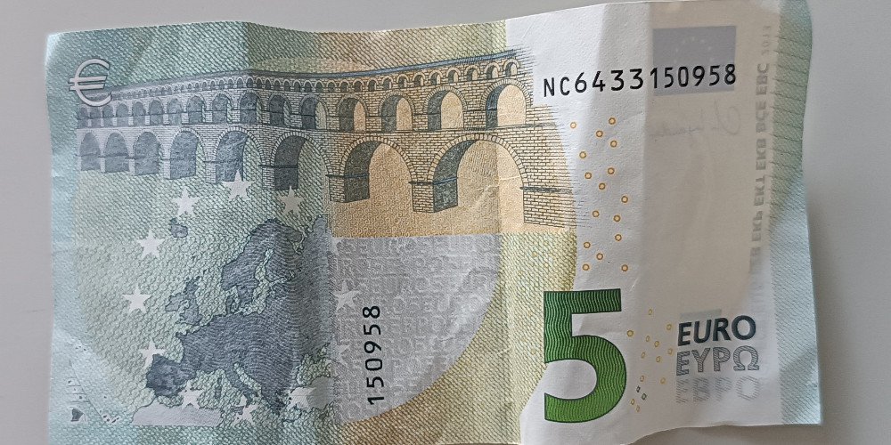 EUR 5-Schein mit Geburtsdatum 15. September '58 – Foto des tatsächlichen Scheins